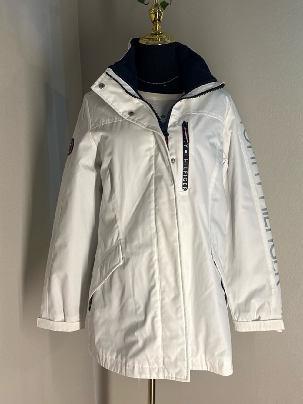 Tommy Hilfiger White Hooded Ski Jacket with Navy Lining